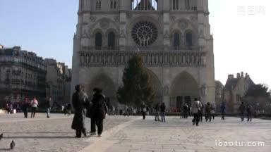 人们走在巴黎圣母院前
